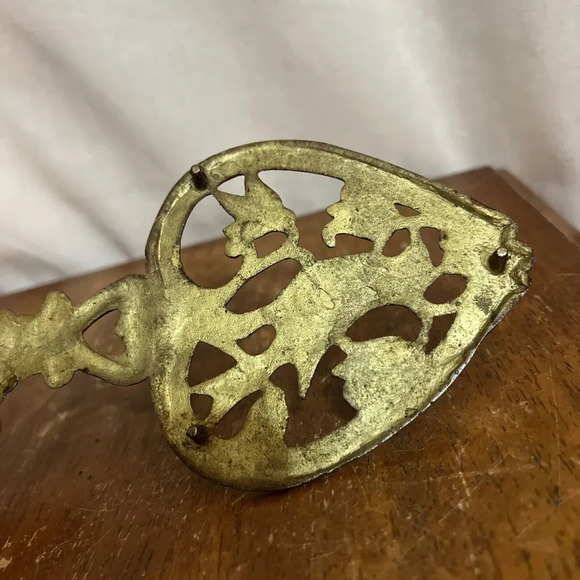 Vintage Antique Brass 6" 3 Footed Heart Bird Design Gold Trivet Decoration - Picture 4 of 7